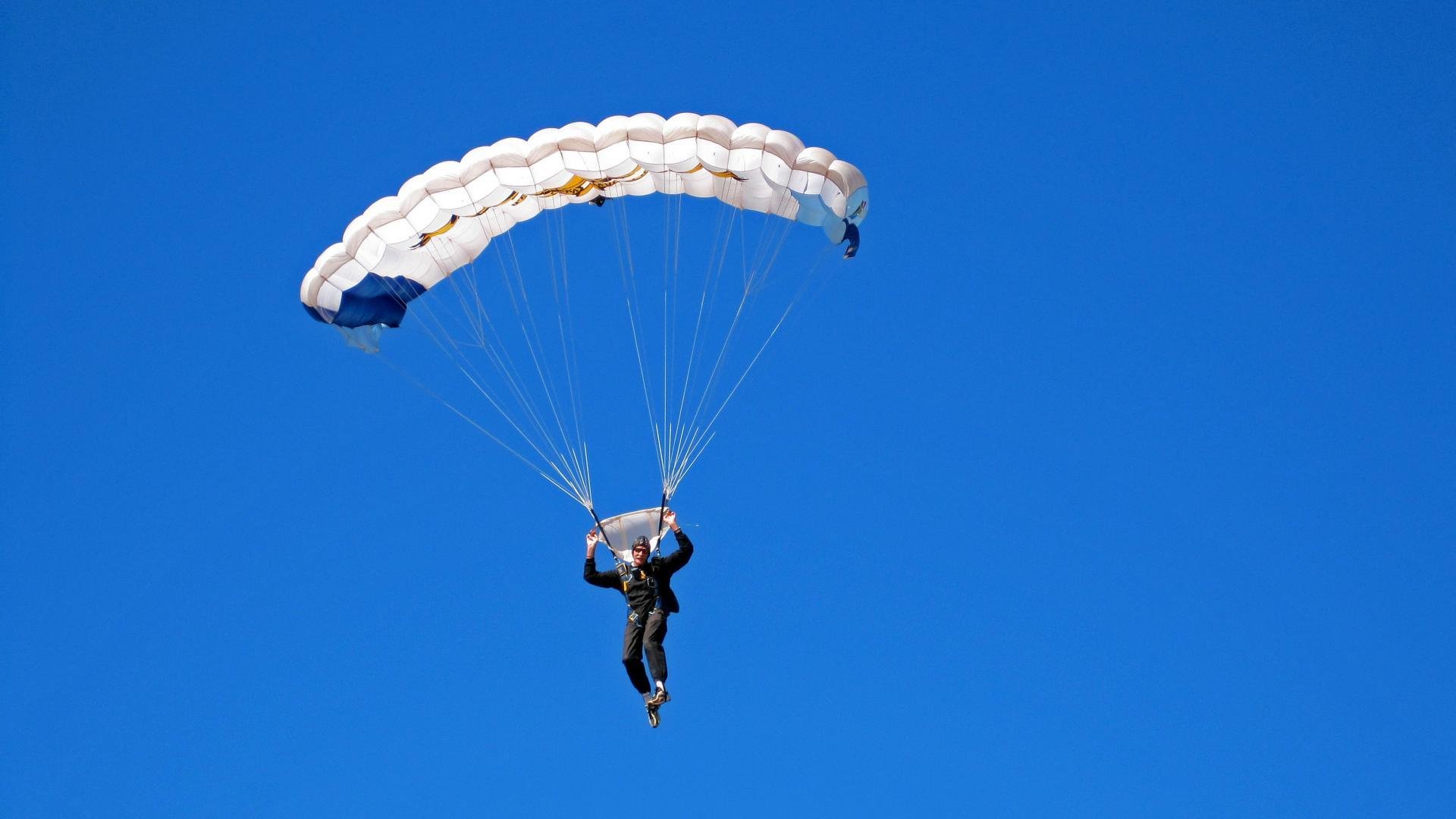 “技术革新首登阵：AI越位与裁判耳机摄像头试用”